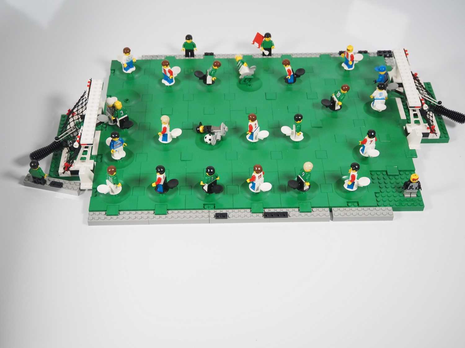 LEGO - SPORTS - A large quantity of football sets to include #3401, #3409 and #3303 together with # - Bild 5 aus 11