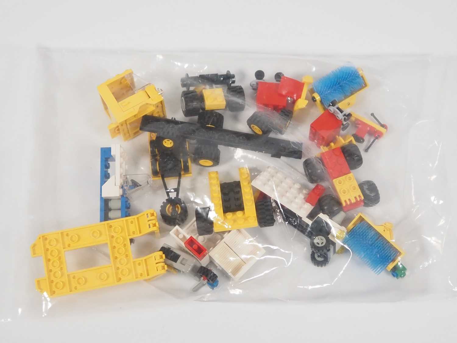 LEGO - A selection of vintage Lego vehicles to include #6661, #6693 and #2584 which is in a sealed - Image 4 of 4