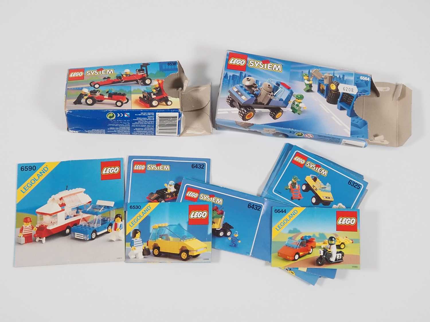 LEGO - A Large quantity of vintage vehicles and vehicle parts with a selection of instruction - Image 4 of 4