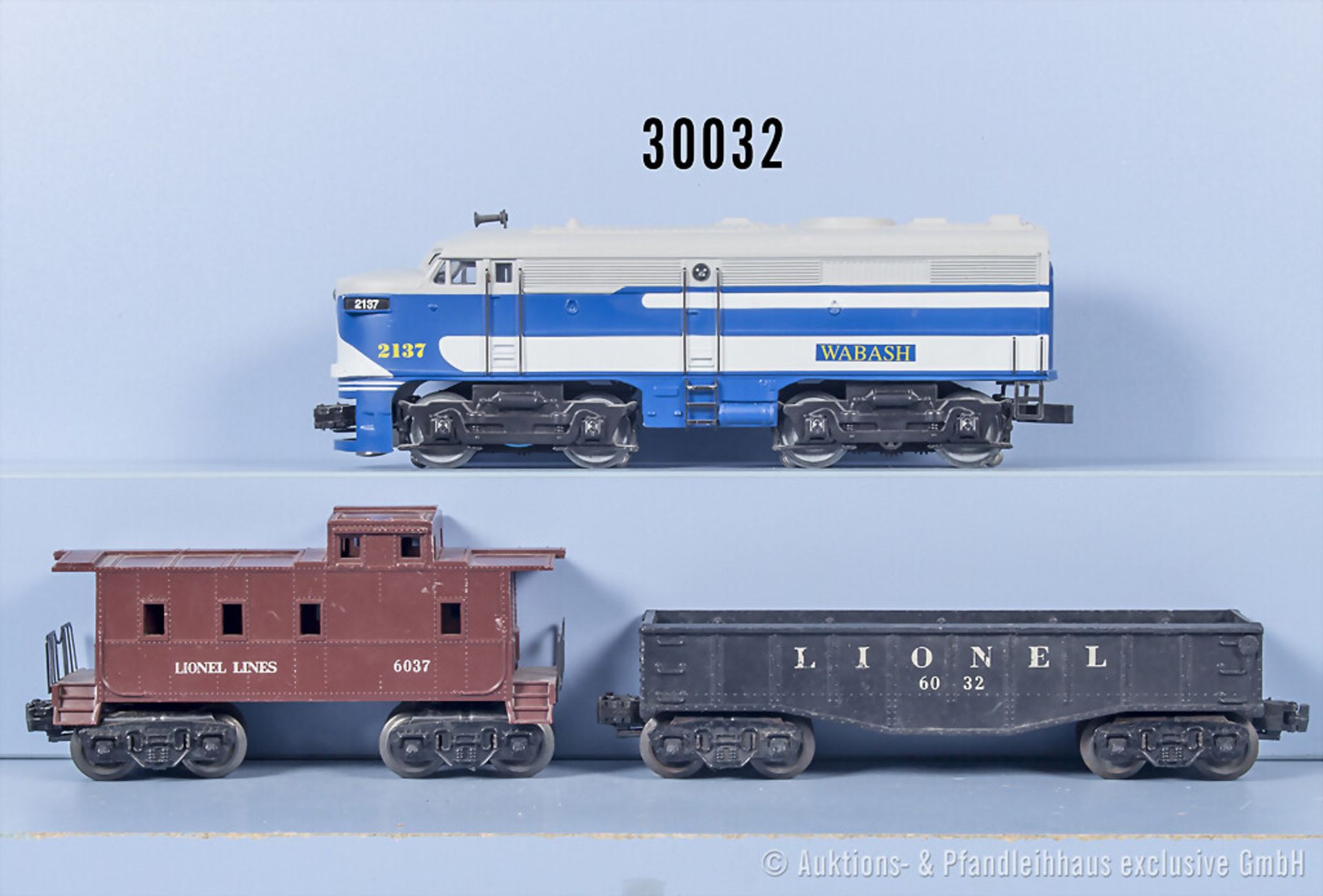 Spur 0 Güterzug, dabei K-Line Diesellok der Wabash, BN 2137 und 2 Lionel Wagen, Z ...