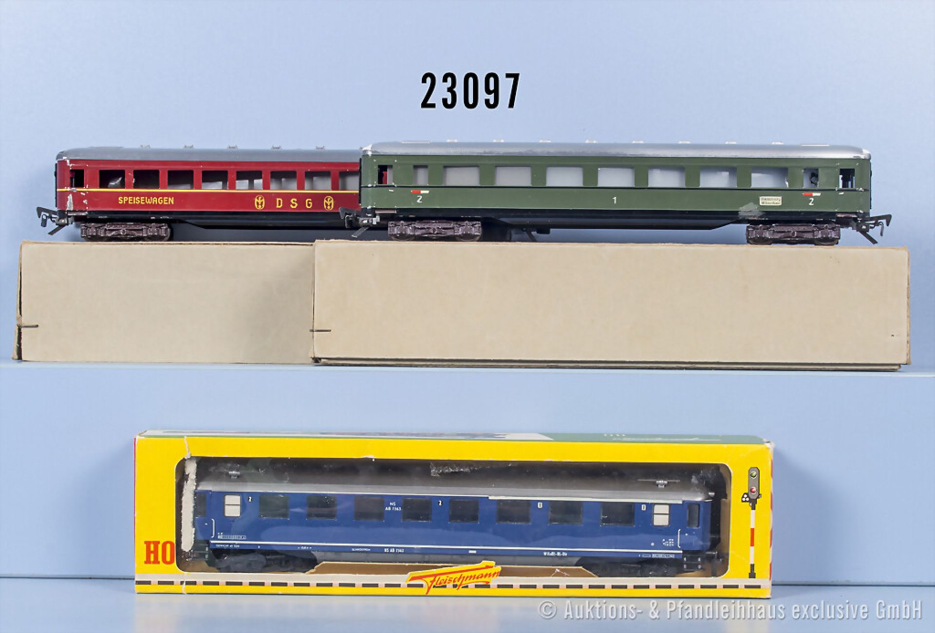 3 Fleischmann H0 D-Zug Wagen, davon 2 mit breiten Kupplungen und rotem Bodenblech, Z ...