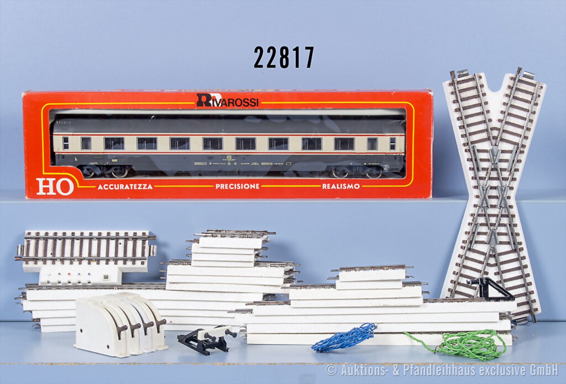 1 Rivarossi H0 D-Zug Wagen und einige Kleinbahn Gleise mit weißem Schotterbett, Z 1-2, ...