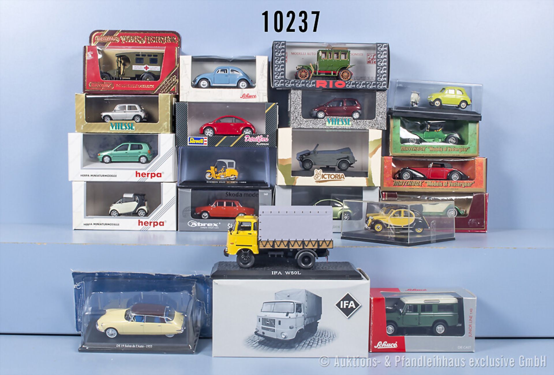 20 Modellfahrzeuge, dabei Matchbox Models of Yesteryear Y-25 1910 Renault Ambulance, ...