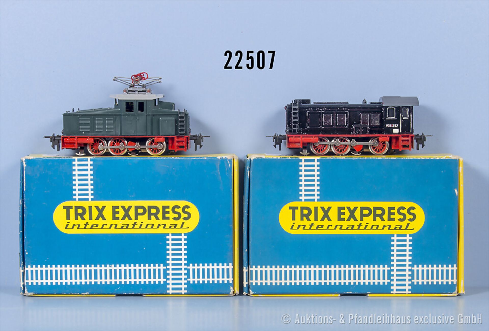 2 Trix international H0 Loks, dabei 2438 E-Lok der SBB und 2463 Diesellok der DB, BN ...