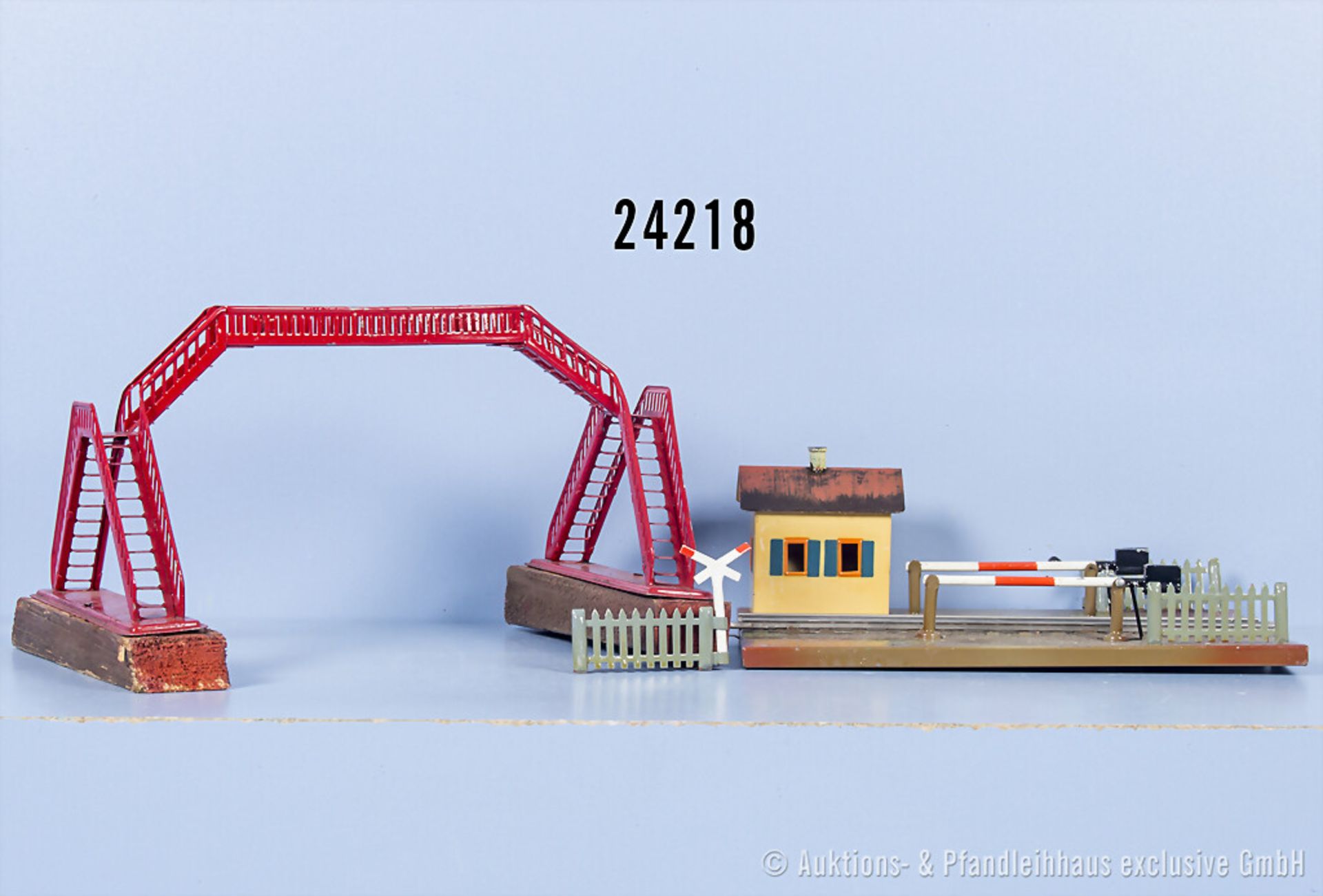 Märklin H0 Zubehör, dabei 444 Typ 1 Übergangssteg und 1 Bahnübergang, Z ...