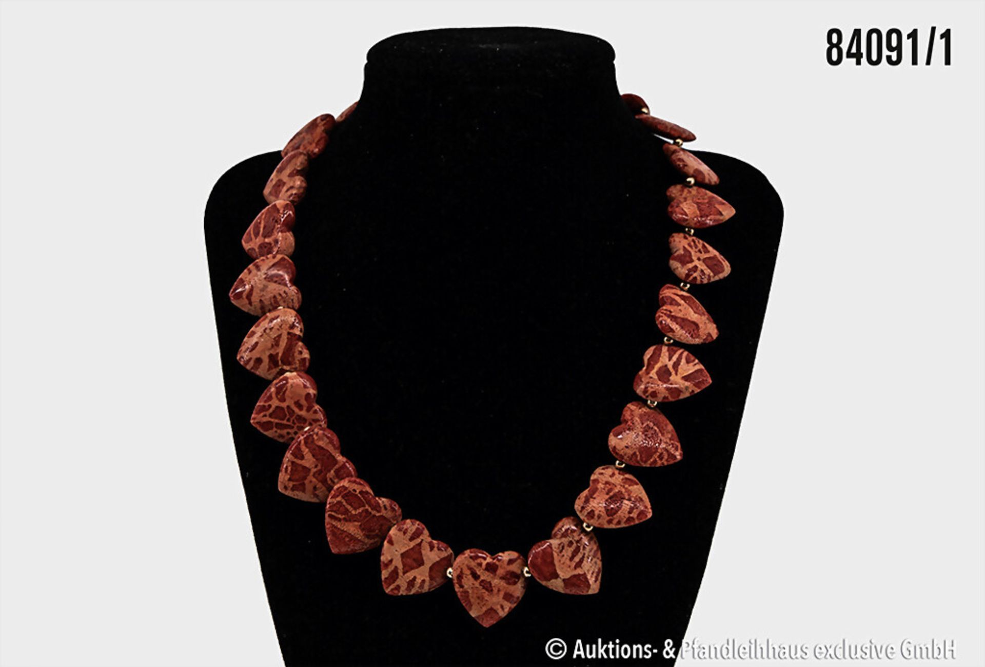 Halskette, mit flachen Schaumkorallen in Herzform, B je Koralle ca. 20 mm, L Kette ca. ...