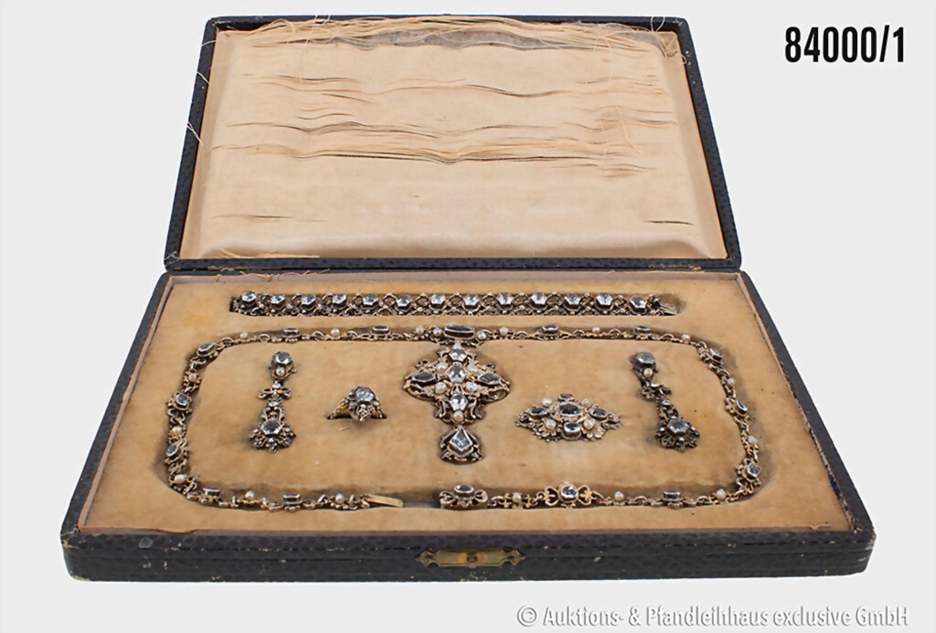 Parure, ca. 1870, vmtl. Frankreich, bestehend aus antikem Collier, Armbrand, Brosche, ...