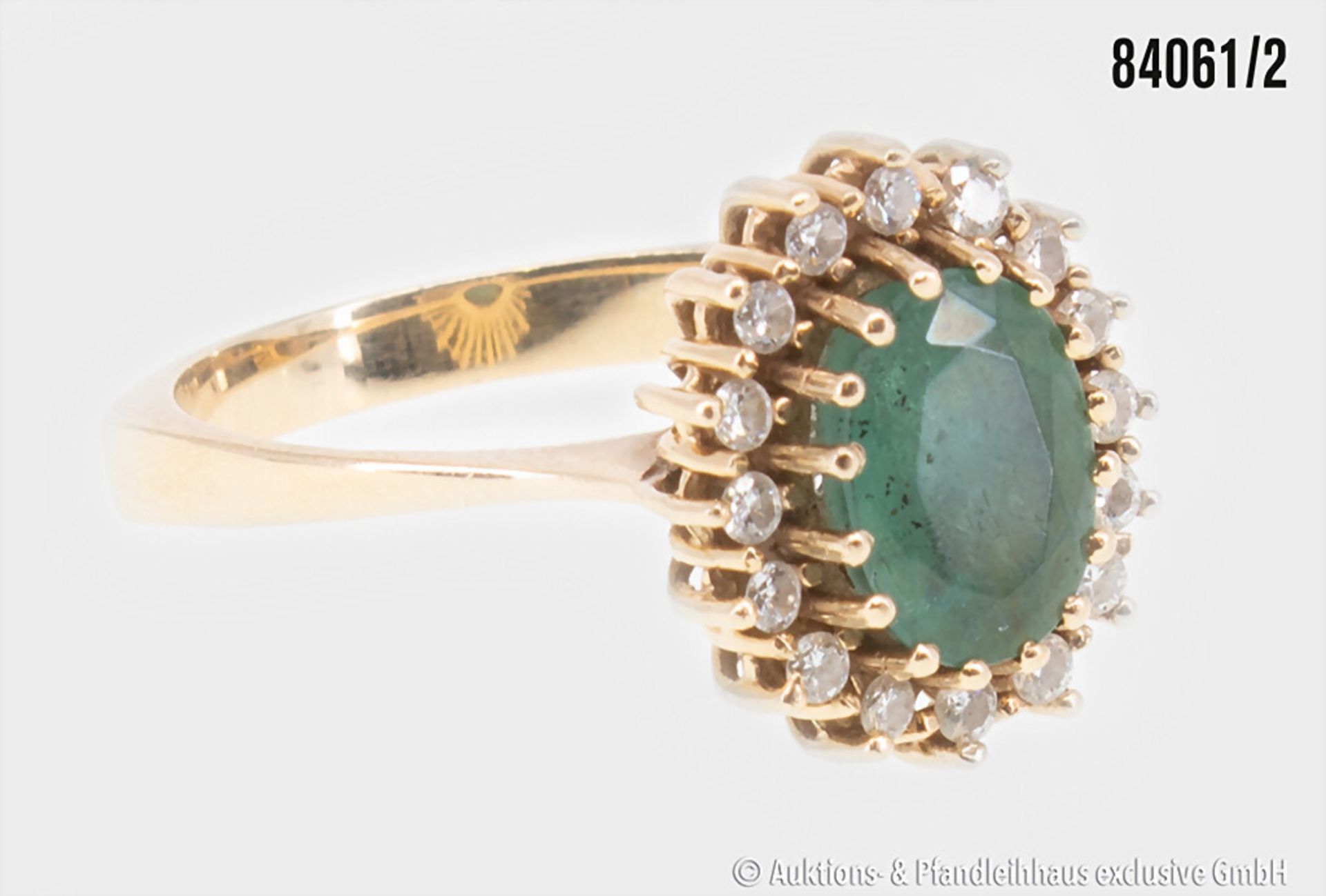 Ring, 585 Gelbgold, mit einem Smaragd in Ovalschliff ca. 2,20 ct. sowie Punktdiamanten ... - Image 2 of 2