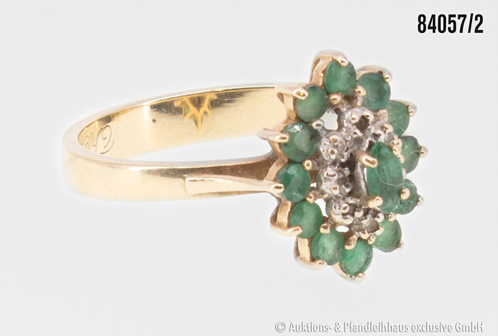 Ring, 585 Gelbgold, mit Smaragden, zus. ca. 0,65 ct. sowie Punktdiamanten, zus. ca. ... - Bild 2 aus 2