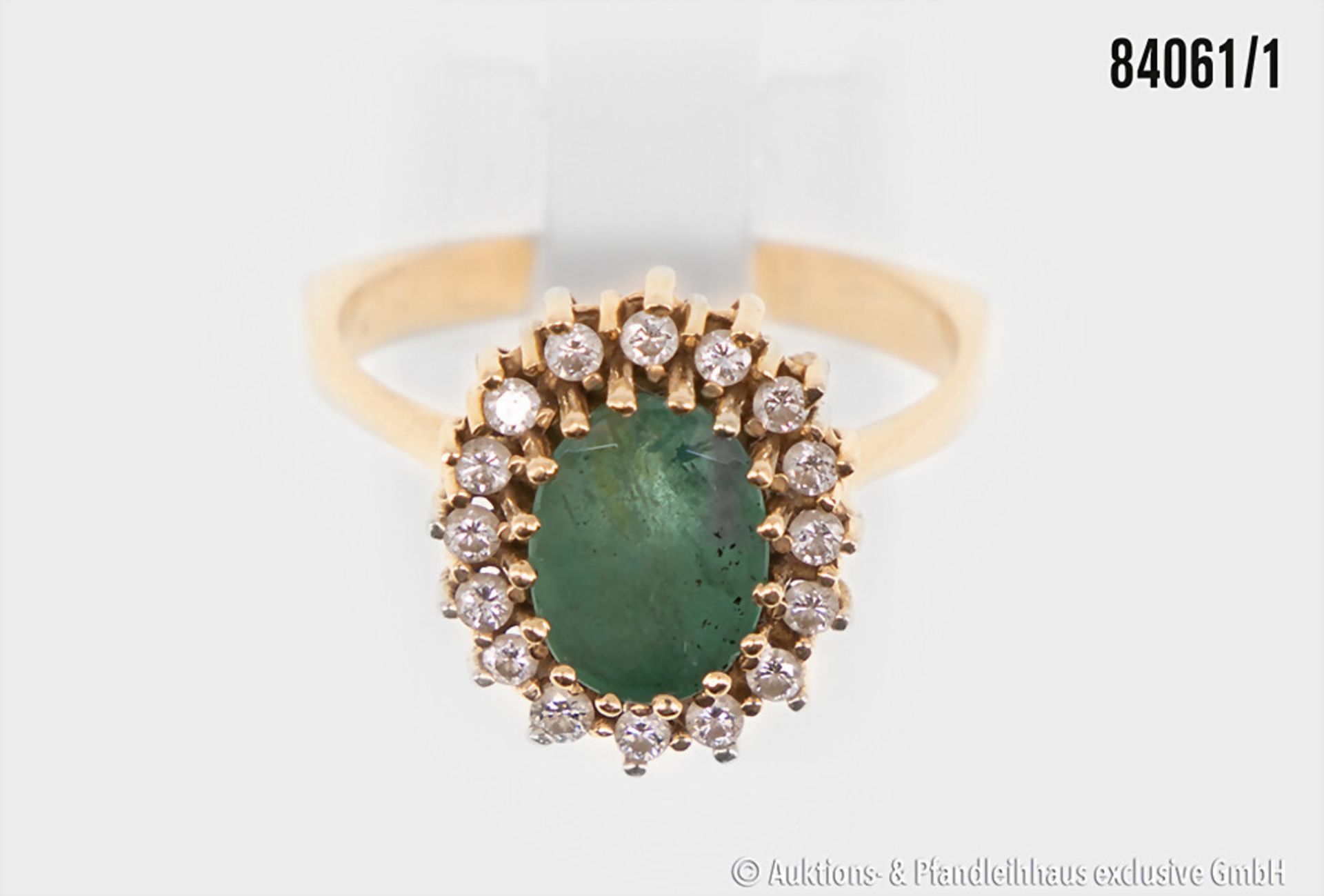 Ring, 585 Gelbgold, mit einem Smaragd in Ovalschliff ca. 2,20 ct. sowie Punktdiamanten ...