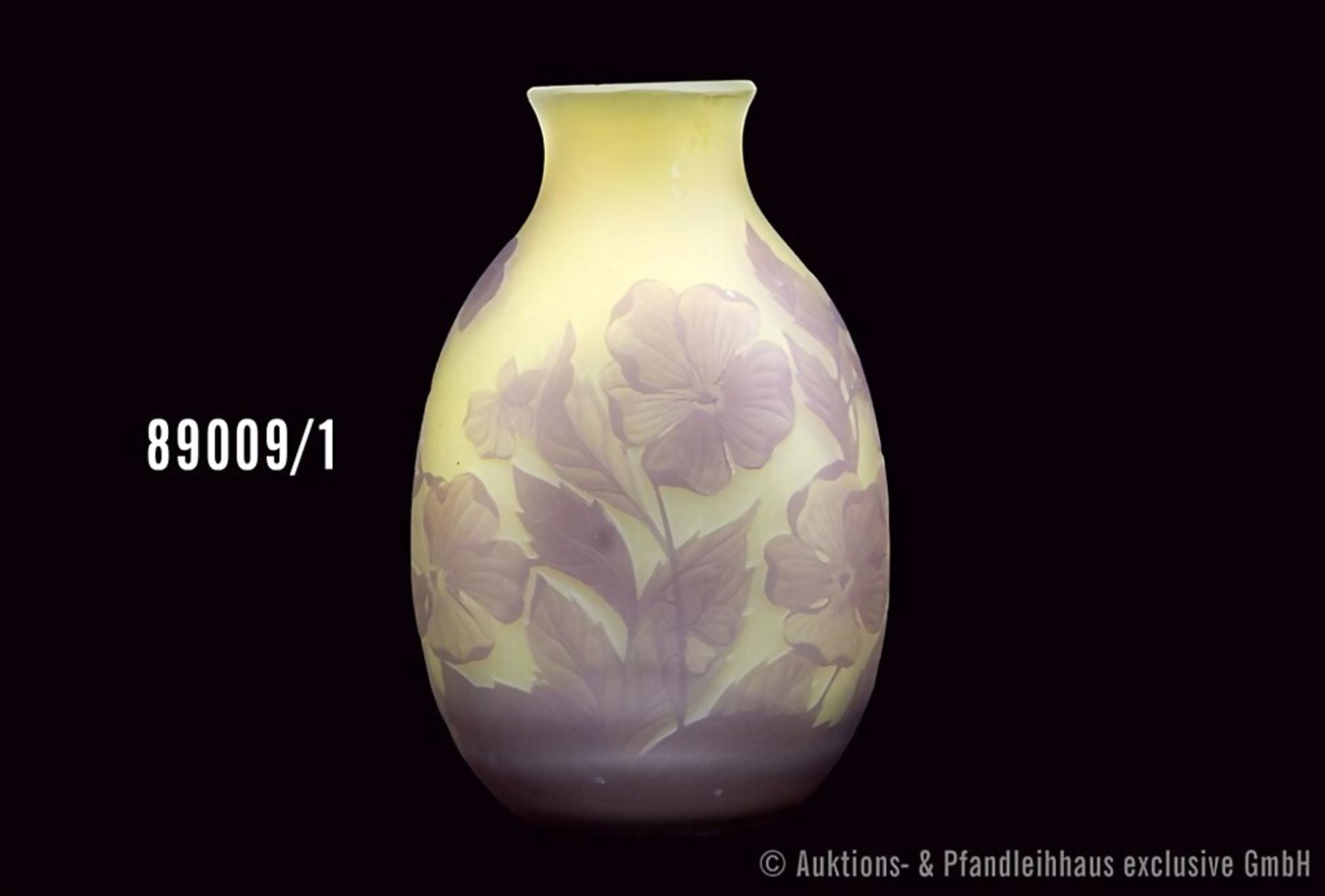 Vase, farbloses, matt geätztes, innen gelb überfangenes Glas, Außenwandung mit zartem, ...