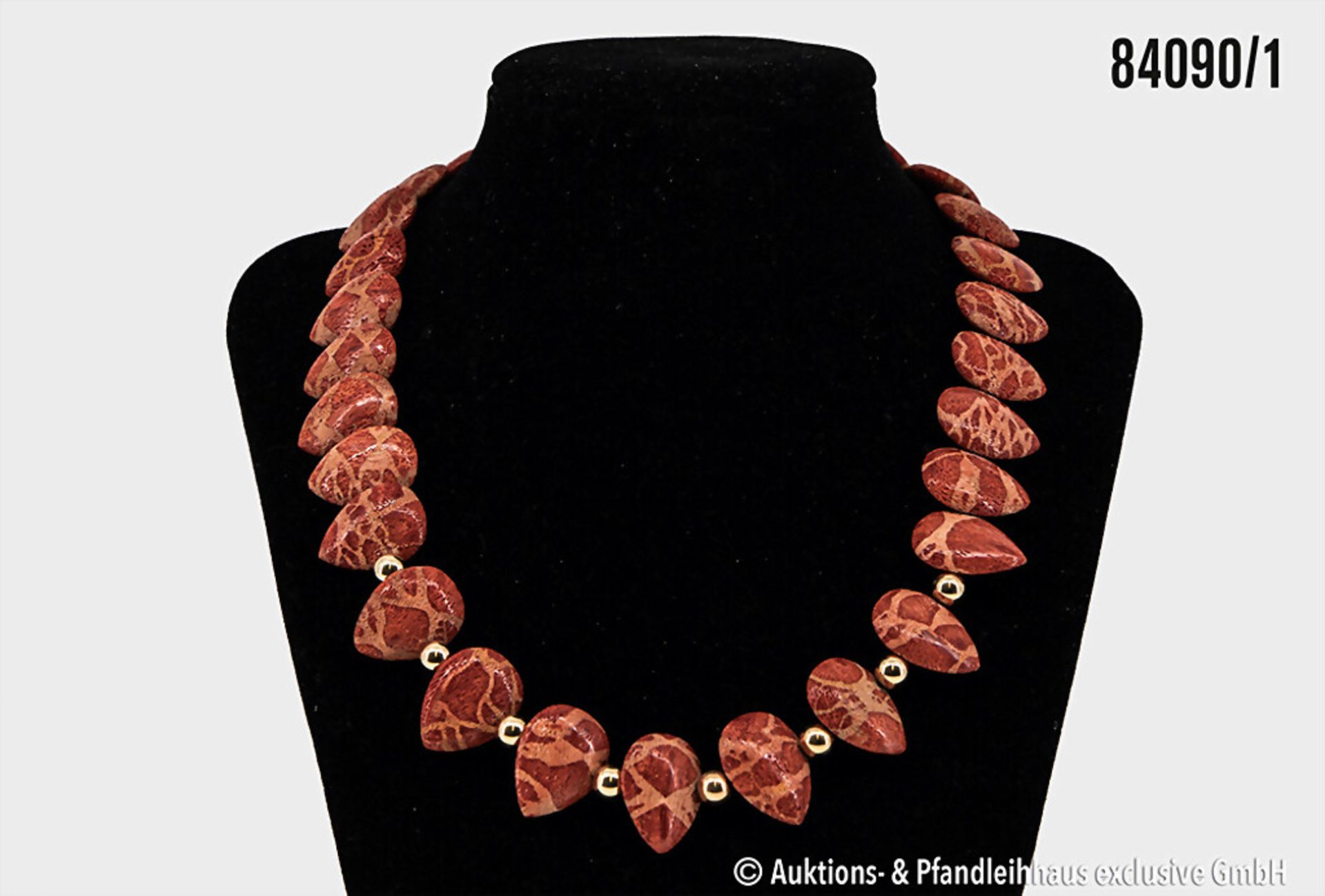 Halskette, mit flachen Schaumkorallen, B je Koralle ca. 21 mm, in der Mitte mit 8 ...