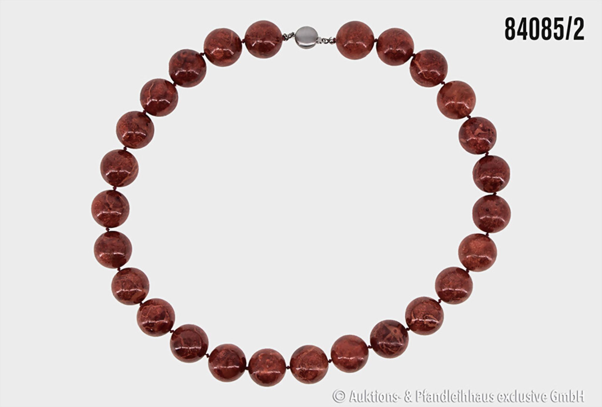 Halskette, mit runden Schaumkorallen, D je Koralle ca. 15 mm, L ca. 51 cm, Verschluss ... - Image 2 of 2