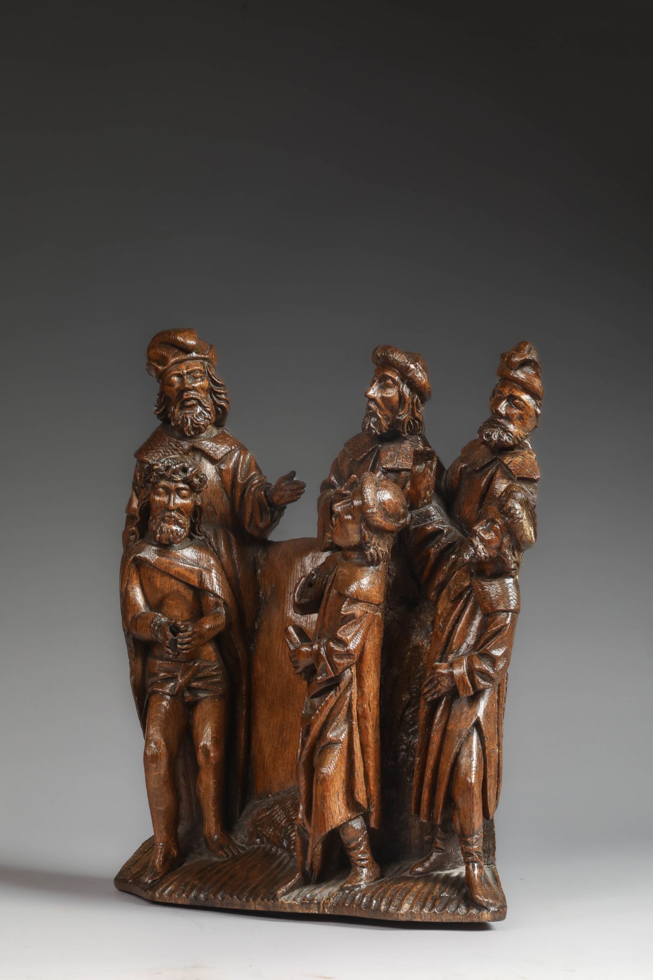 Elément de retable sculpté en relief illustrant le procès de Jésus devant Ponce Pilate Anvers Vers - Image 8 of 14