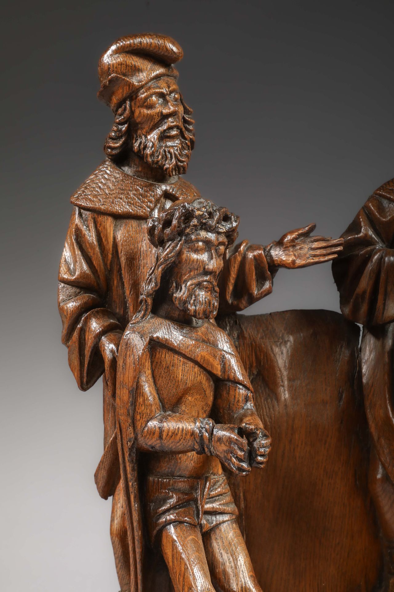 Elément de retable sculpté en relief illustrant le procès de Jésus devant Ponce Pilate Anvers Vers - Image 6 of 14