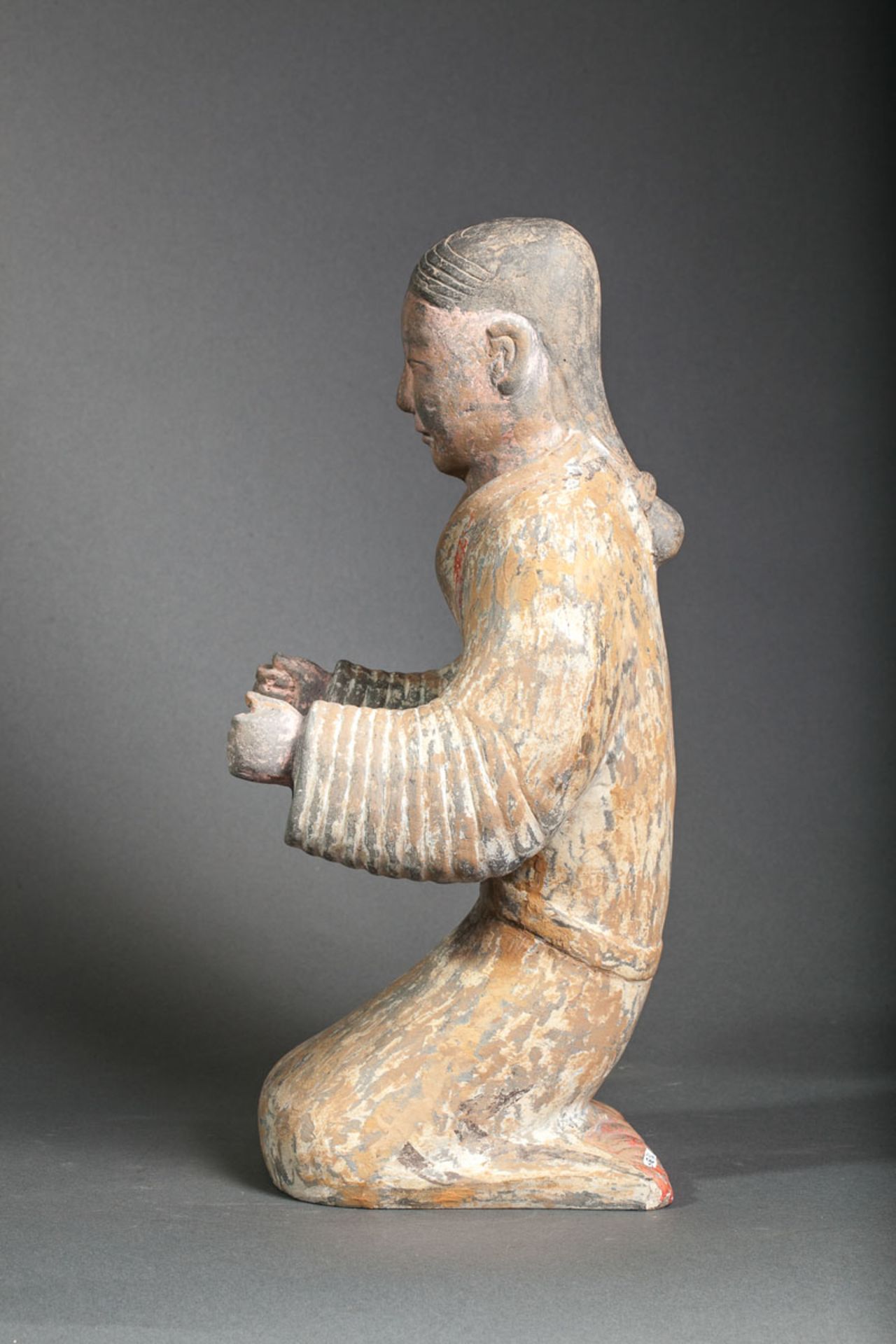Conducteur de charriot agenouillé, bras tendus vêtu d'une longue tunique Terre cuite à engobe et - Image 2 of 3