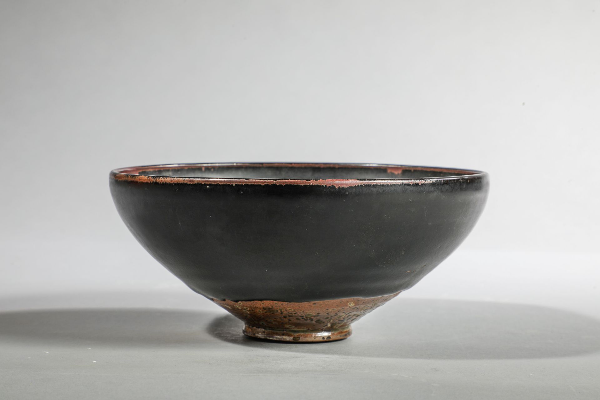 Coupe de forme lianzi sur pied en couronne en fin grès porcelaineux à glaçure monochrome noire ornée - Image 4 of 6