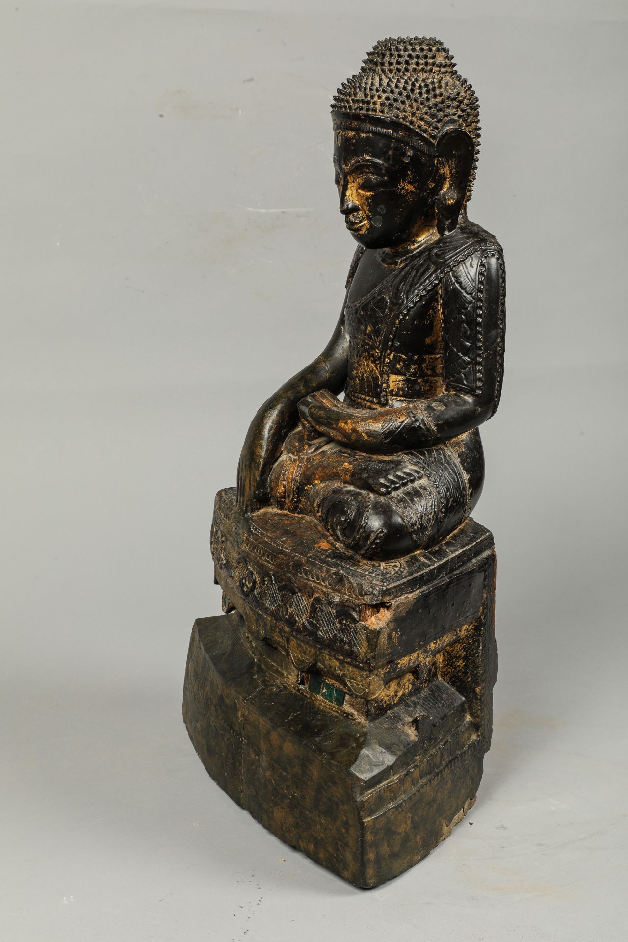 Buddha maravijaya assis en Bumishparsha Mudra sur un haut socle , vêtu d’une robe monastique - Bild 4 aus 5