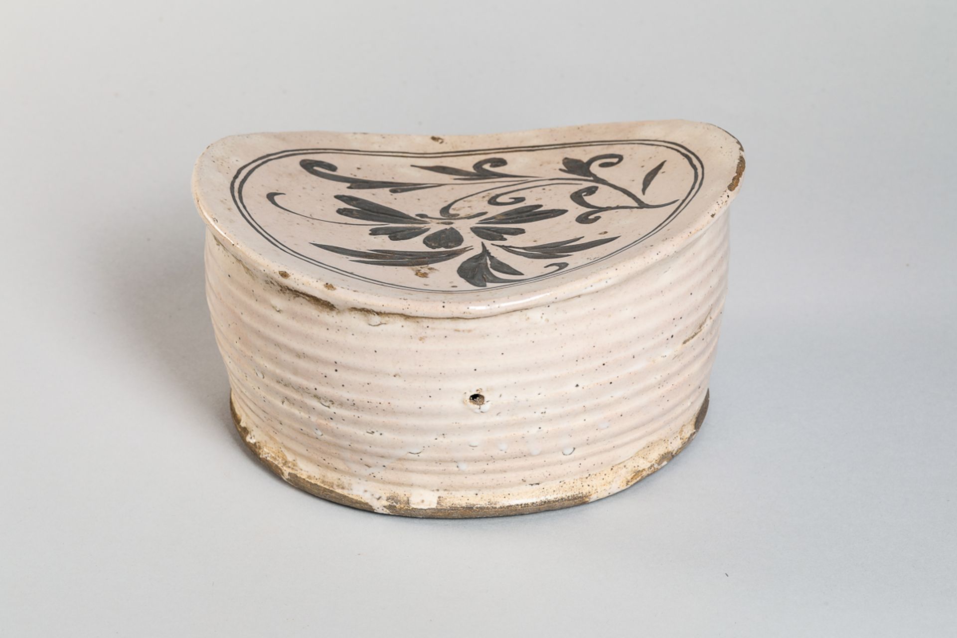 Repose nuque cizhu en céramique à décor floral brun sur glaçure monochrome beige crémeux Chine - Image 5 of 5