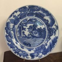 Plat en porcelaine d'Arita décorée en bleu cobalt sous couverte d'un paysage lacustre Japon