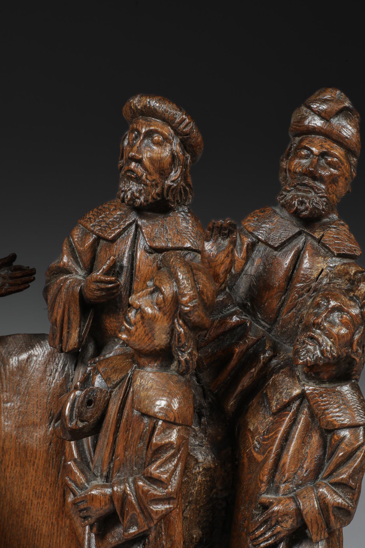 Elément de retable sculpté en relief illustrant le procès de Jésus devant Ponce Pilate Anvers Vers - Image 13 of 14