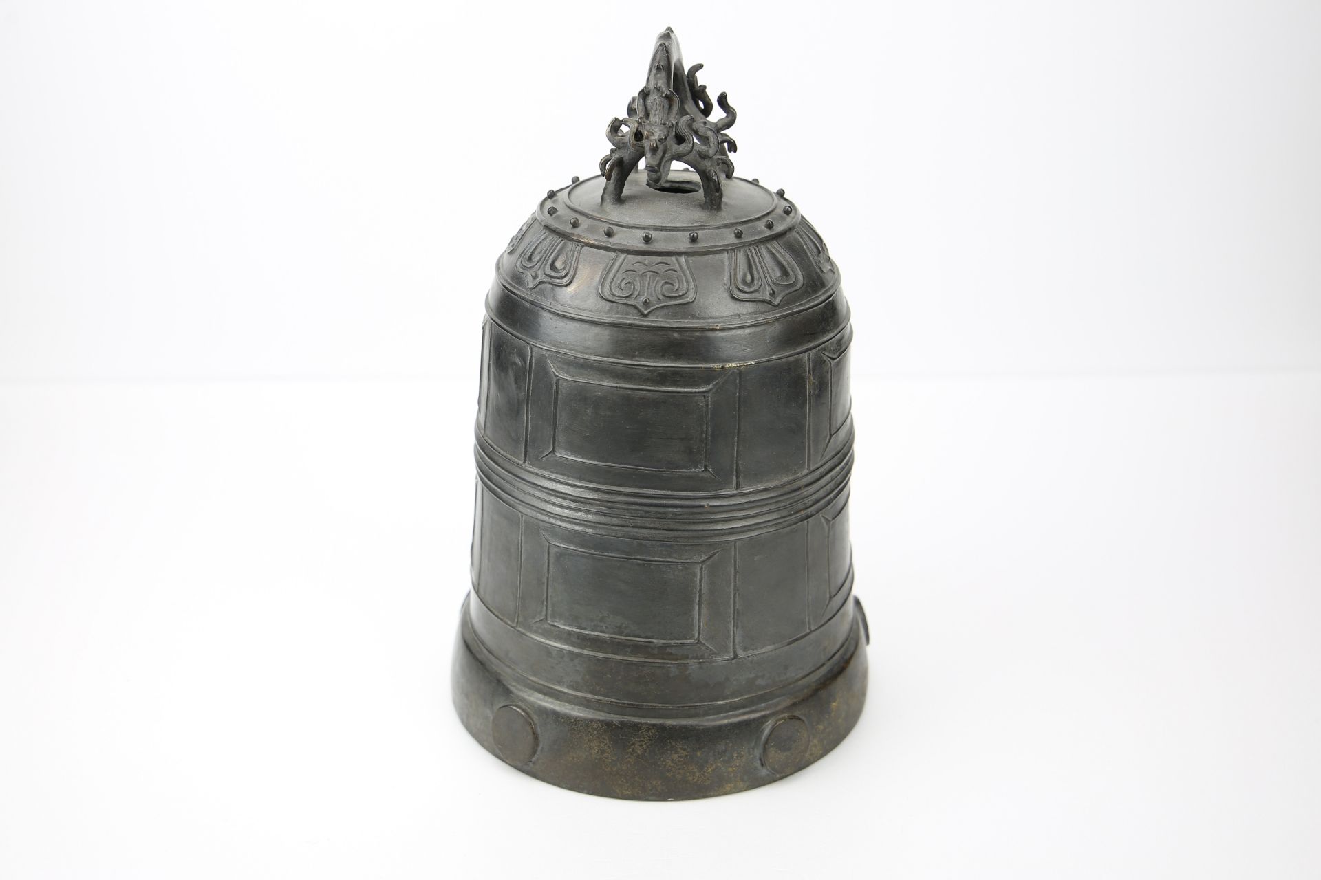 Cloche de temple moulée sur la paroi de motifs géométriques et d'une frise lotiforme surmontée d' - Image 3 of 5