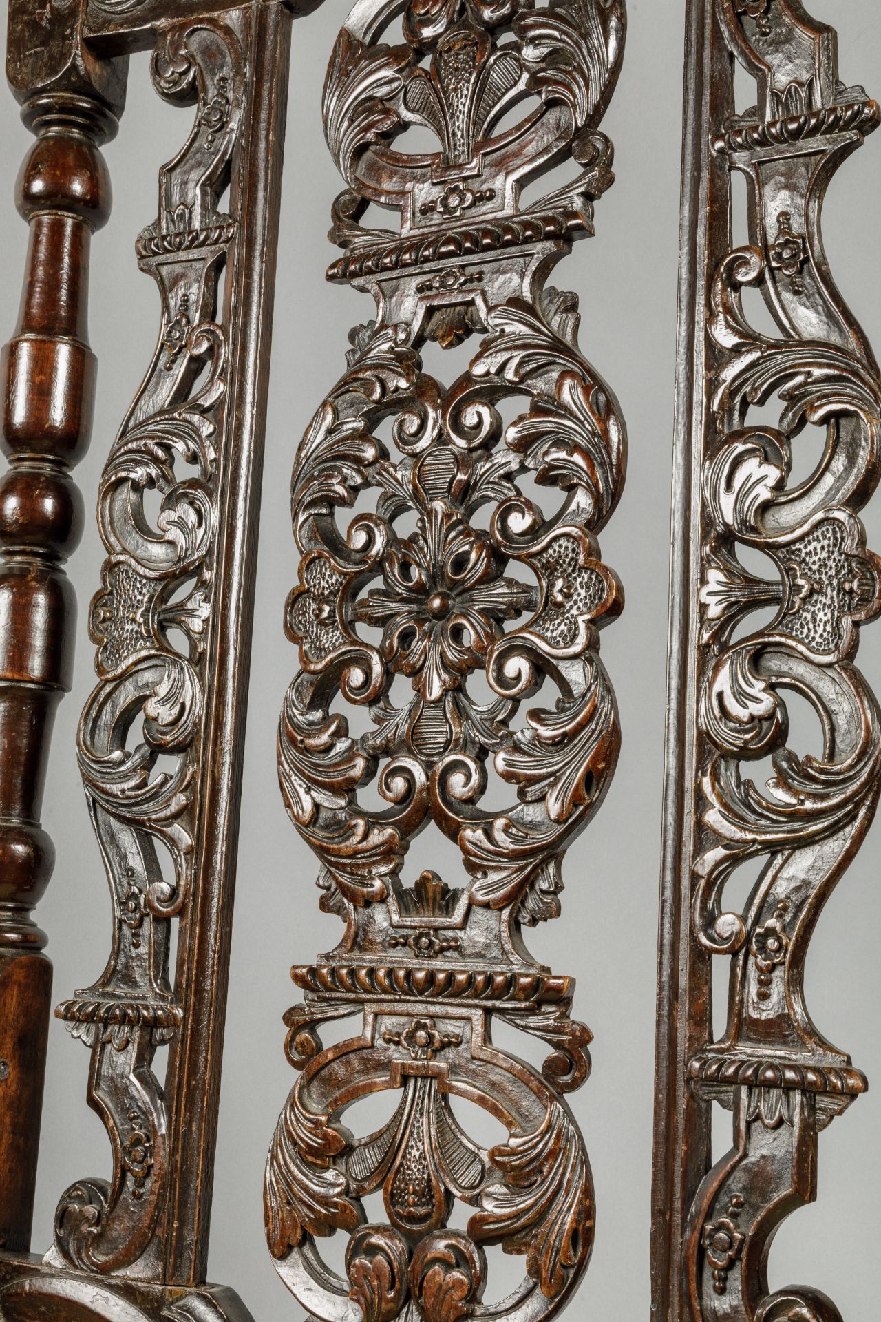 Sept chaises hautes de style Charles II comprenant une paire d'accoudoirs et un ensemble de cinq - Bild 12 aus 14