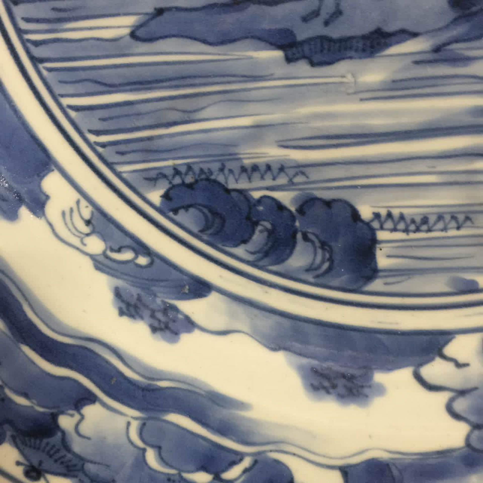 Plat en porcelaine d'Arita décorée en bleu cobalt sous couverte d'un paysage lacustre Japon - Image 3 of 5