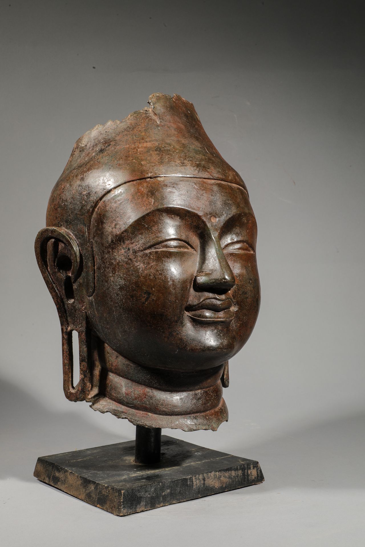 Tête de Buddha à l’expression sereine exprimant la béatitude , les yeux incisés en amande, le milieu - Image 2 of 5