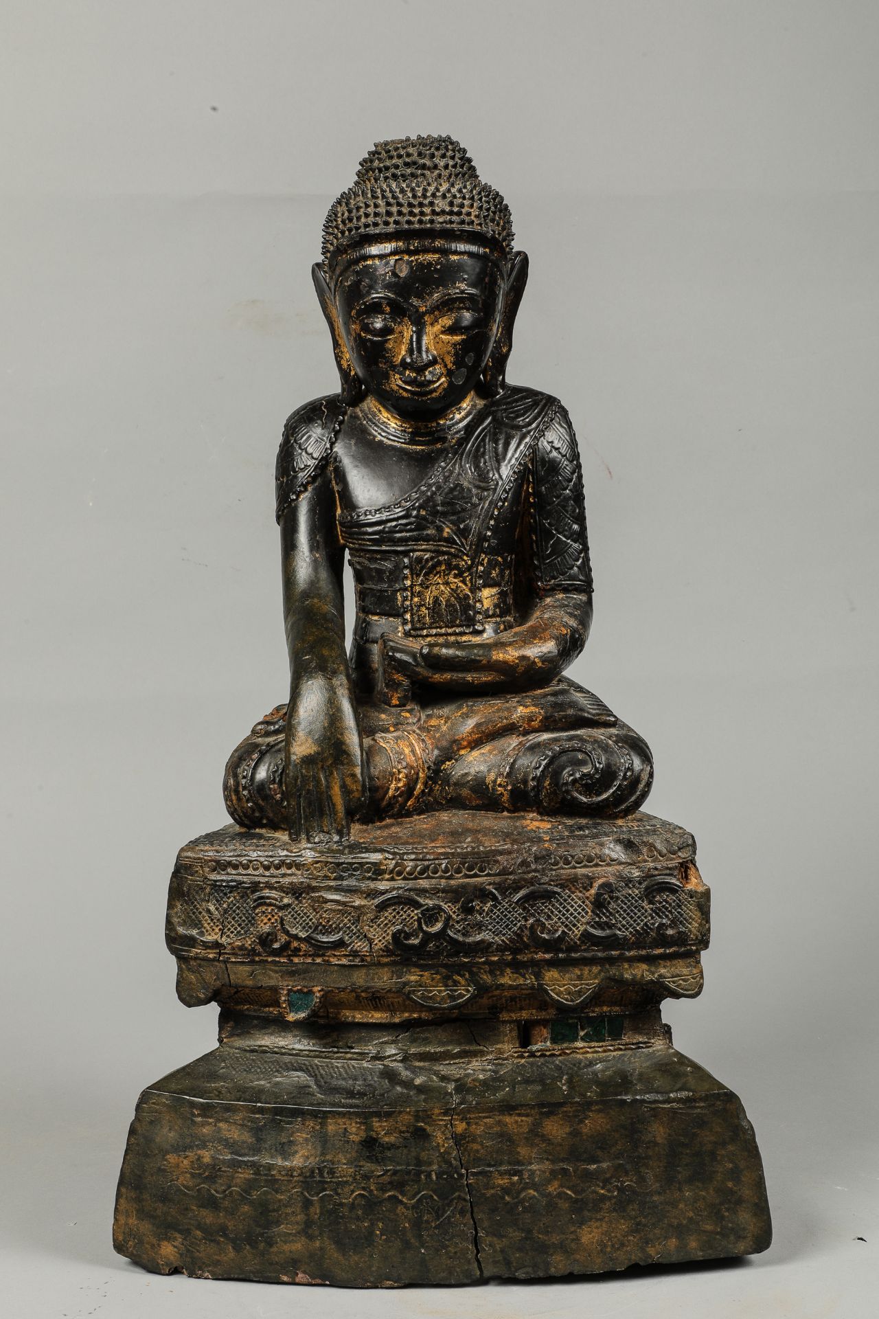Buddha maravijaya assis en Bumishparsha Mudra sur un haut socle , vêtu d’une robe monastique - Bild 3 aus 5