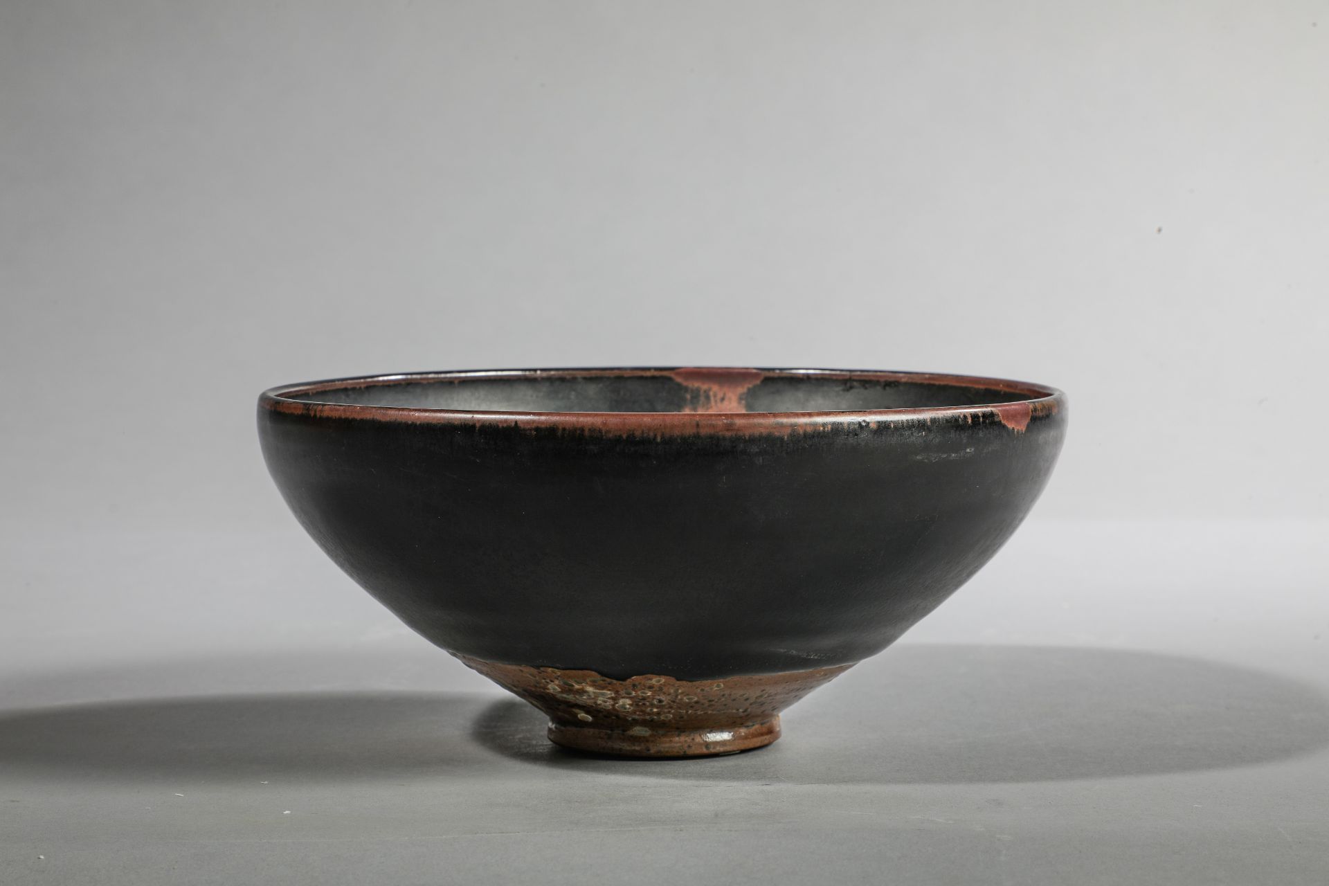 Coupe de forme lianzi sur pied en couronne en fin grès porcelaineux à glaçure monochrome noire ornée - Image 6 of 6
