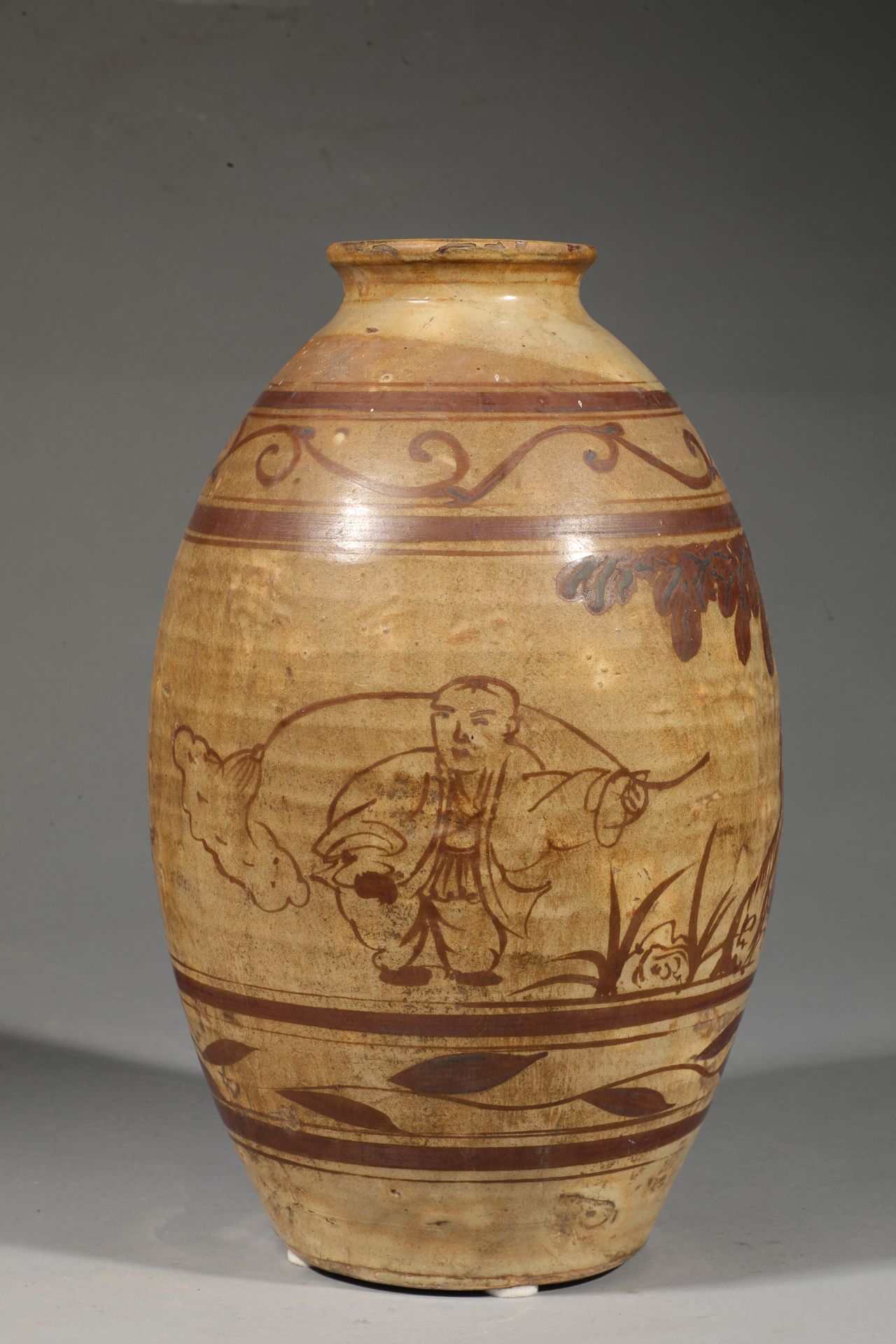 Vase ovoïde Cizhou en grès porcelaineux à couverte beige, décorée en ocre brun d'un personnage