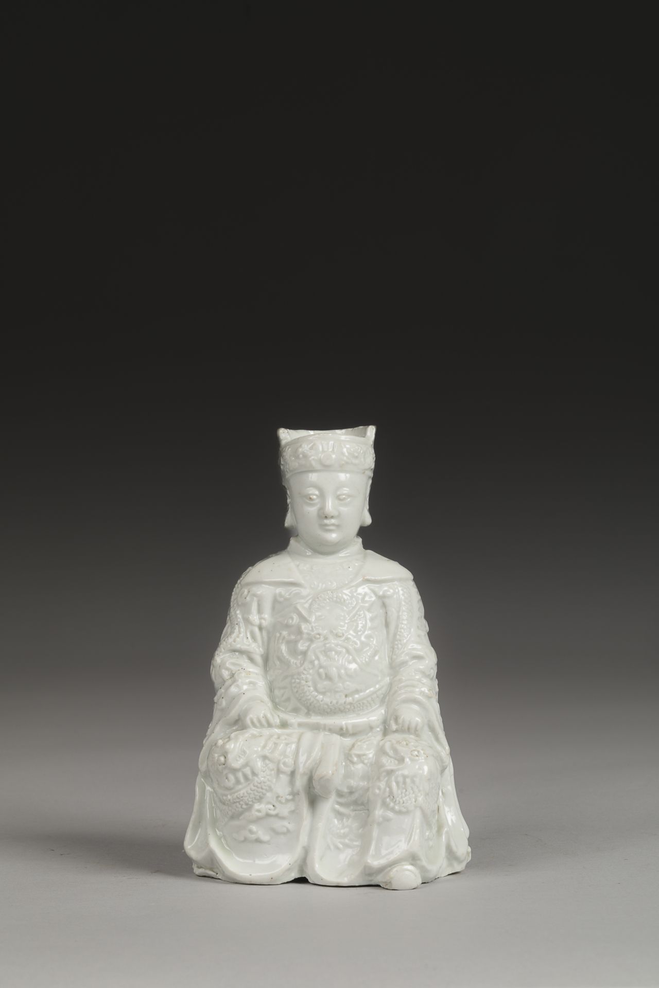 Figuration d’un empereur ou Haut Dignitaire assis en délassement , vêtu d’une tunique impériale et