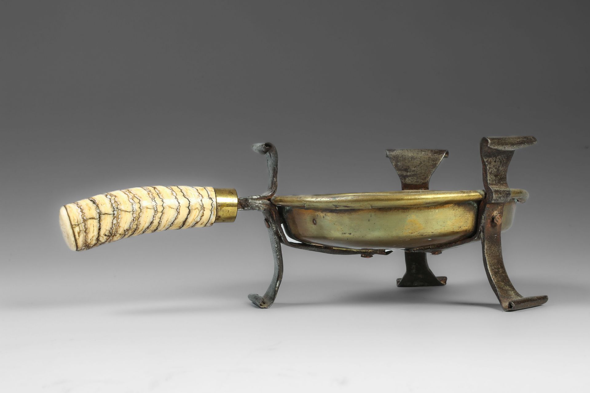Brasero tripode composé d’un trépieds de fer forgé , d’une coupe de cuivre et d’un manche en corne