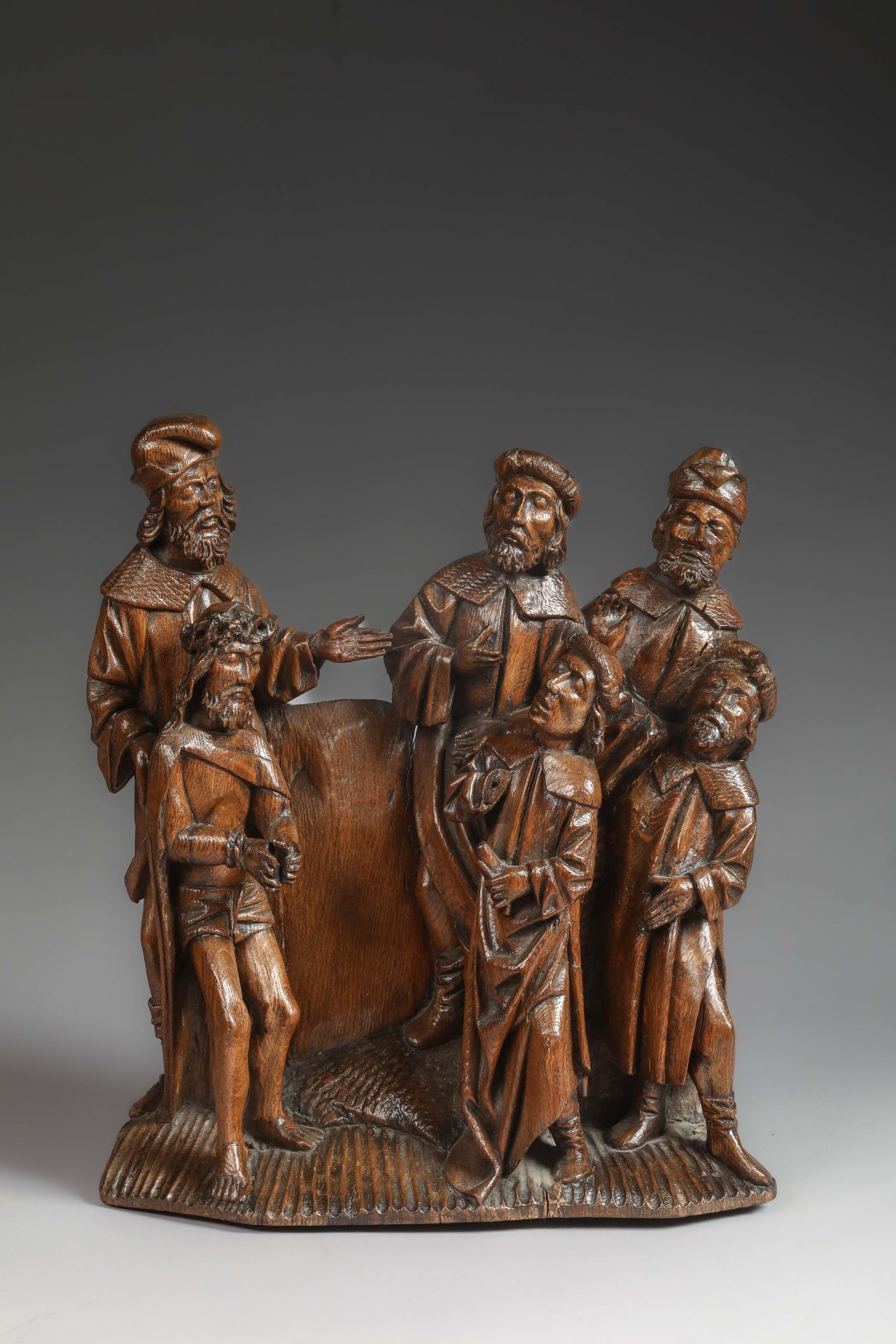 Elément de retable sculpté en relief illustrant le procès de Jésus devant Ponce Pilate Anvers Vers - Image 9 of 14