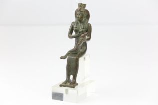 Isis, la déesse mère, déesse de la fertilité, allaitant Horus Figure de la déesse Isis assise, vêtue