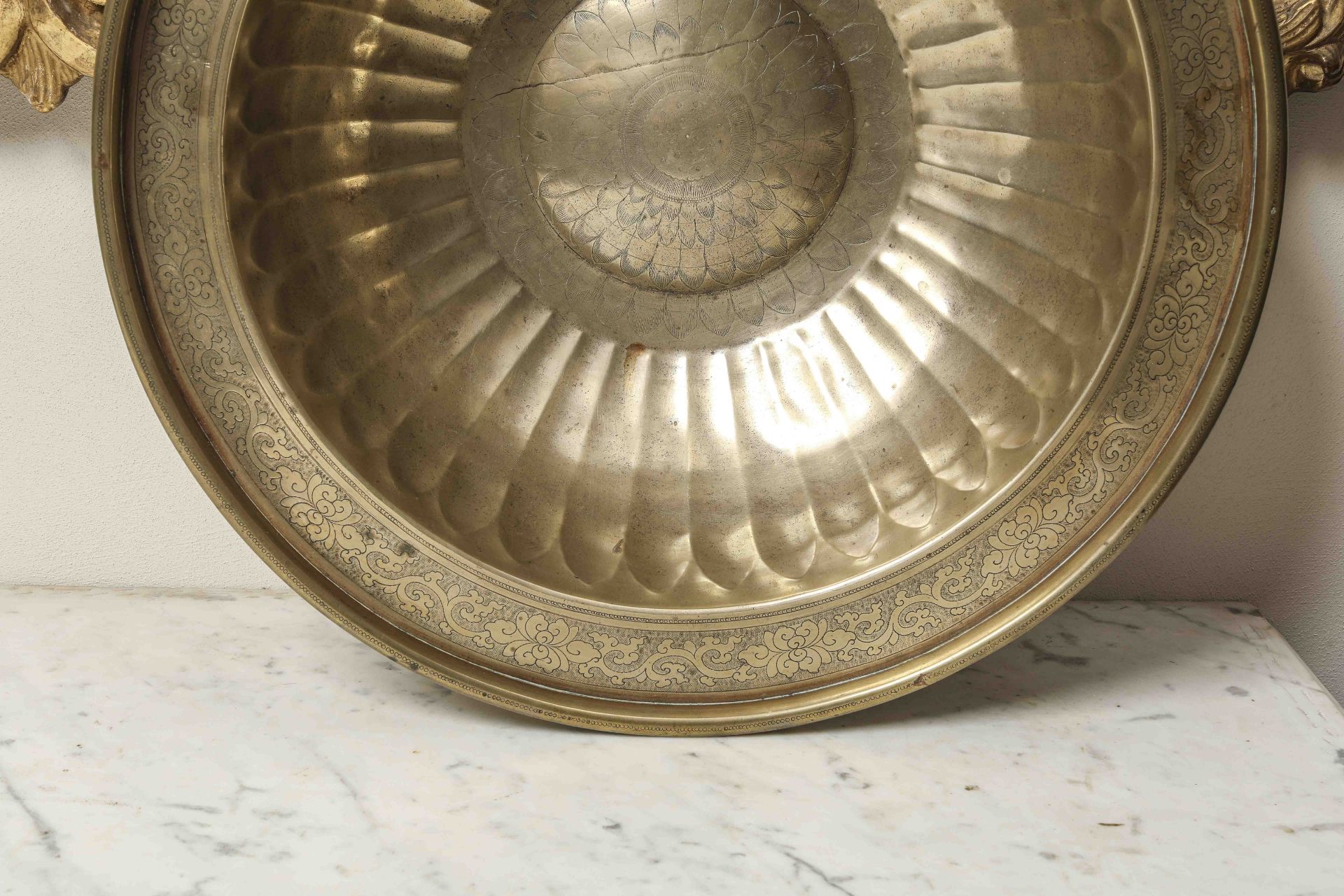Bassin de cuivre ciselé de trois motifs concentriques de pétales épanouis et de rinceaux au marli 17 - Bild 5 aus 7