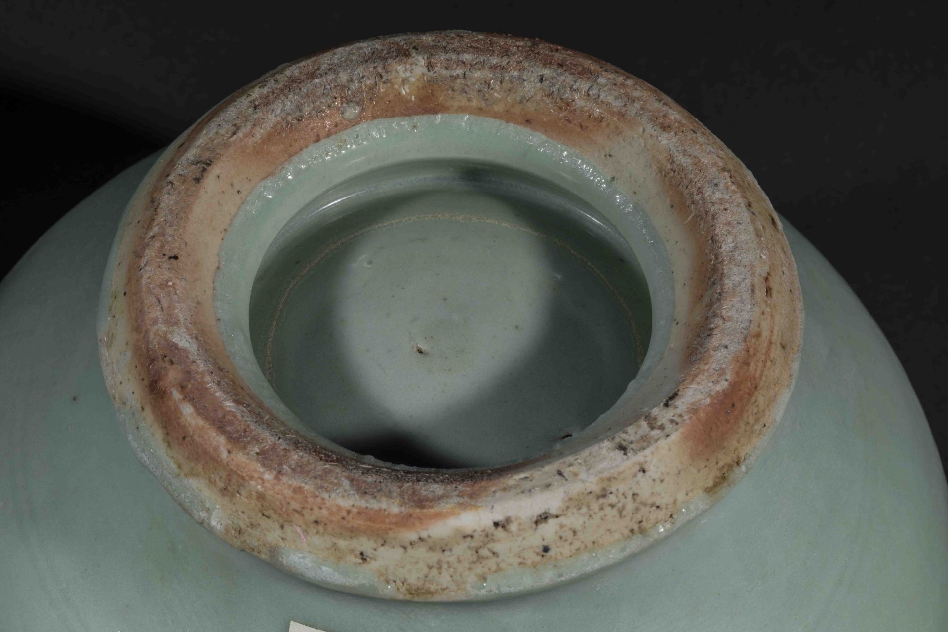 Bouillon du Longquan sur piédouche à panse globulaire et couvercle à tenon de préhension torsadé - Image 4 of 4