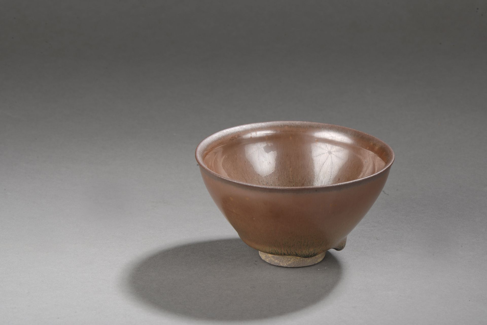 Coupelle Temoku de forme Lianzi en grès porcelaineux à épaisse glaçure flammée brune dite "