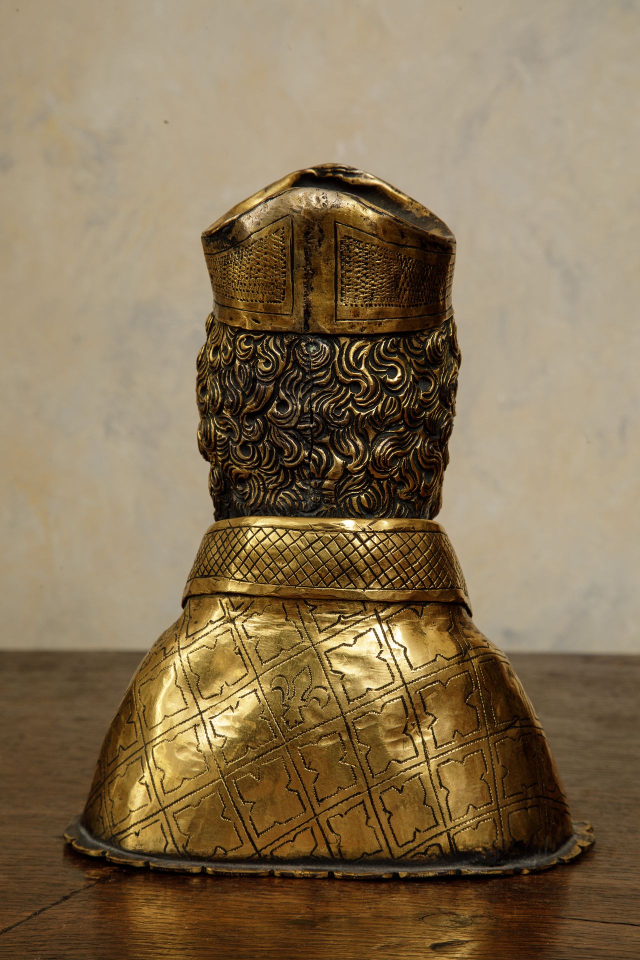 Buste reliquaire d'un ecclésiastique en cuivre partiellement doré au mercure et incrusté d'une - Bild 6 aus 6