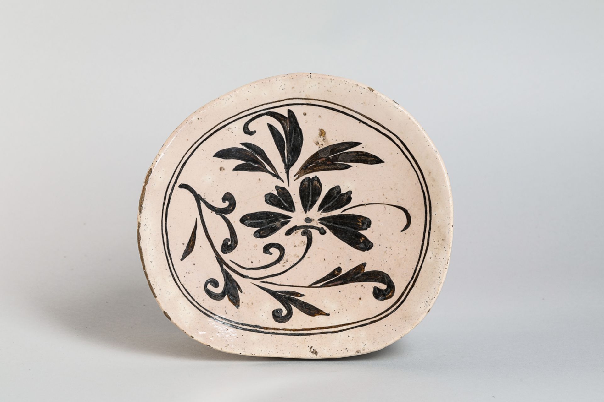 Repose nuque cizhu en céramique à décor floral brun sur glaçure monochrome beige crémeux Chine - Image 2 of 5