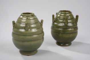 Paire de vases d'offrande à corps ovoïde moulé de godrons horizontaux, surmonté à l'épaulement de