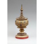 Boite à offrandes reliquaire formant stuppa étagé sur piédouche en laque doré à décor de rinceaux et