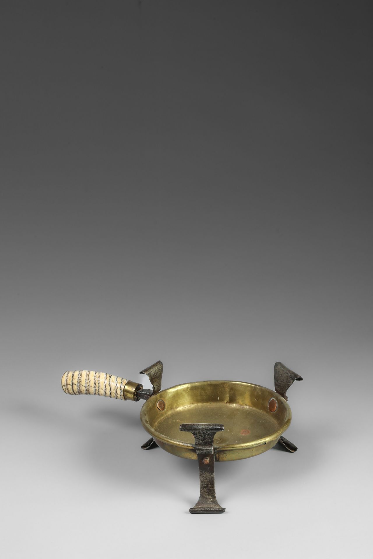 Brasero tripode composé d’un trépieds de fer forgé , d’une coupe de cuivre et d’un manche en corne - Image 3 of 4