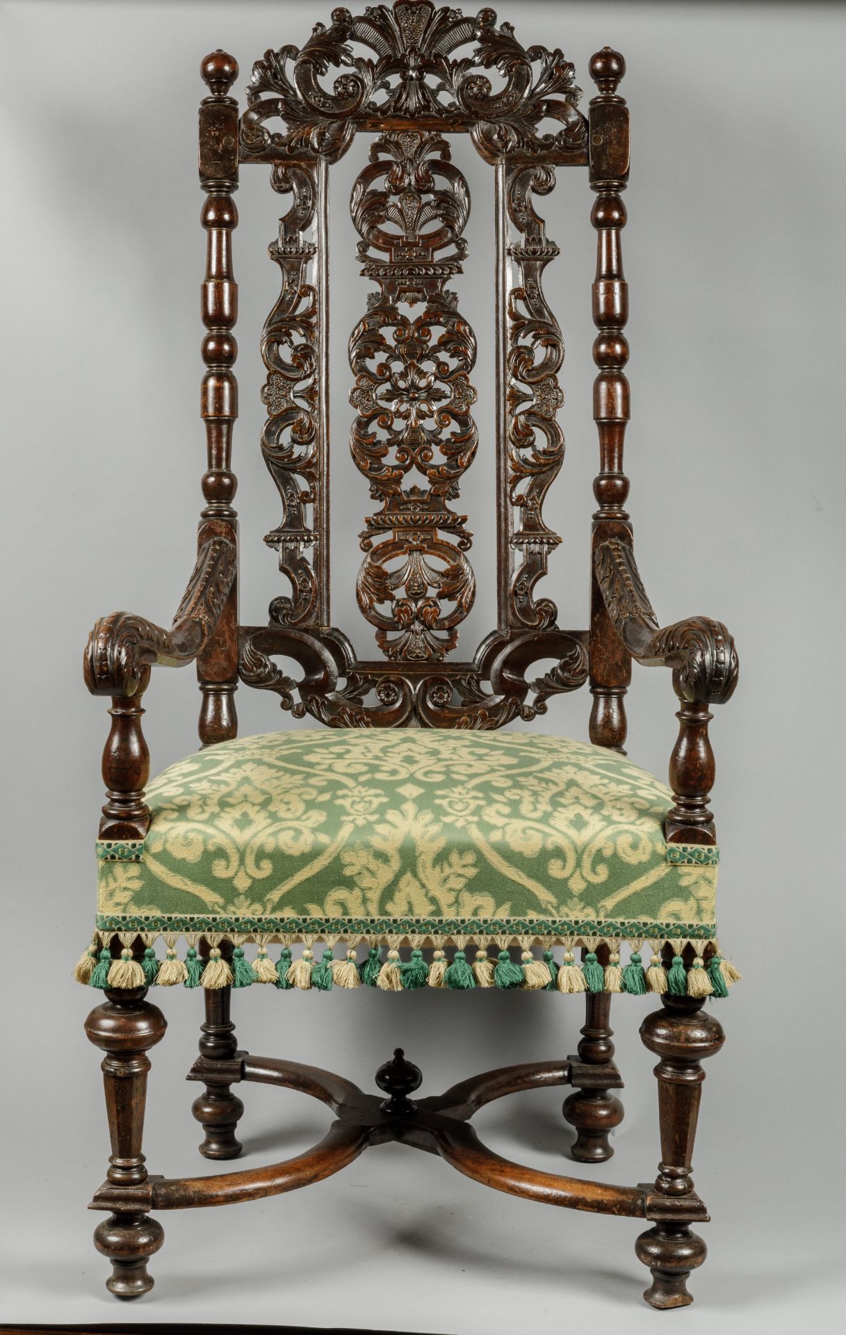 Sept chaises hautes de style Charles II comprenant une paire d'accoudoirs et un ensemble de cinq - Image 8 of 14