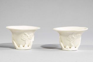 Paire de coupes libatoires en porcelaine blanche de Dehua orné en relief d'une branche fleuri
