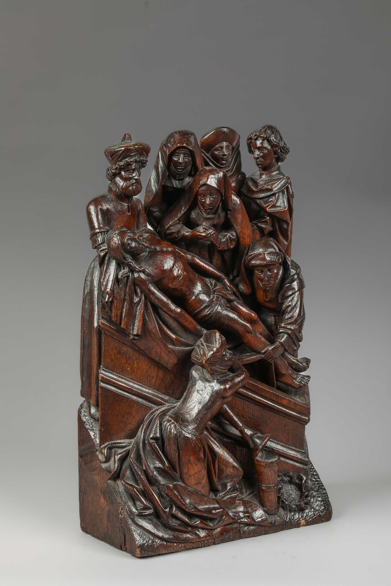 La Descente de Croix , le corps du Christ détaché de la croix par ses proches, entouré de sept - Image 2 of 6