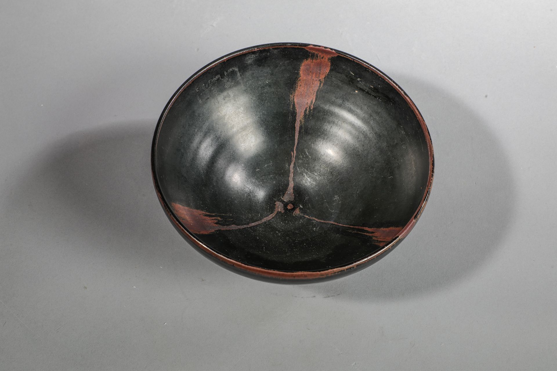 Coupe de forme lianzi sur pied en couronne en fin grès porcelaineux à glaçure monochrome noire ornée - Image 2 of 6