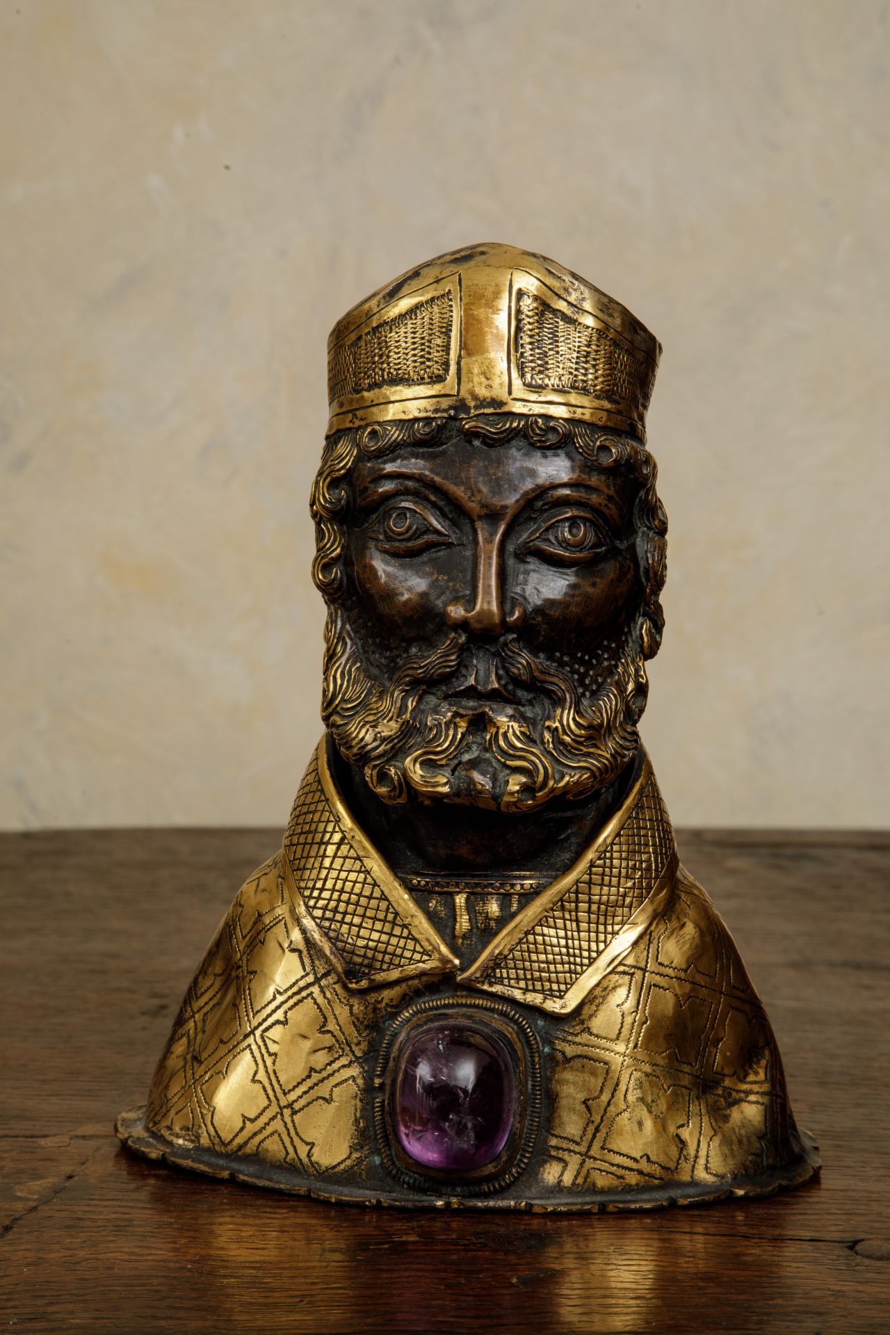 Buste reliquaire d'un ecclésiastique en cuivre partiellement doré au mercure et incrusté d'une