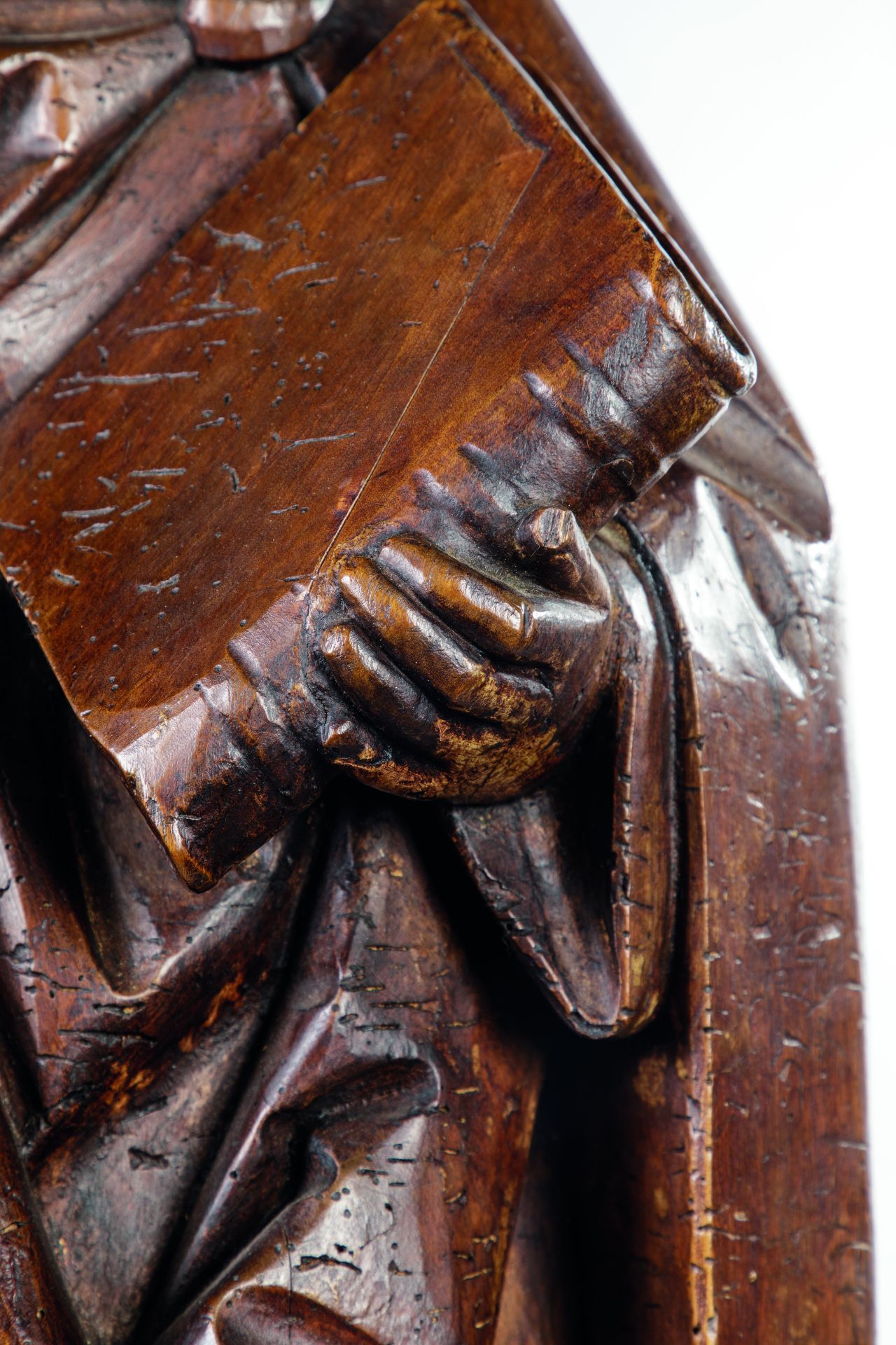 Sculpture d'un saint tenant le livre sacrée Bois de tilleul polychrome 16 eme siècle Dans le - Image 5 of 8
